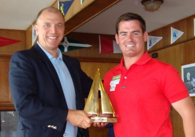 Rafa Andarias recibe el Trofeo de manos de Javier Soler-Espiauba (Dtor Gral. de Deportes de Cantabria)