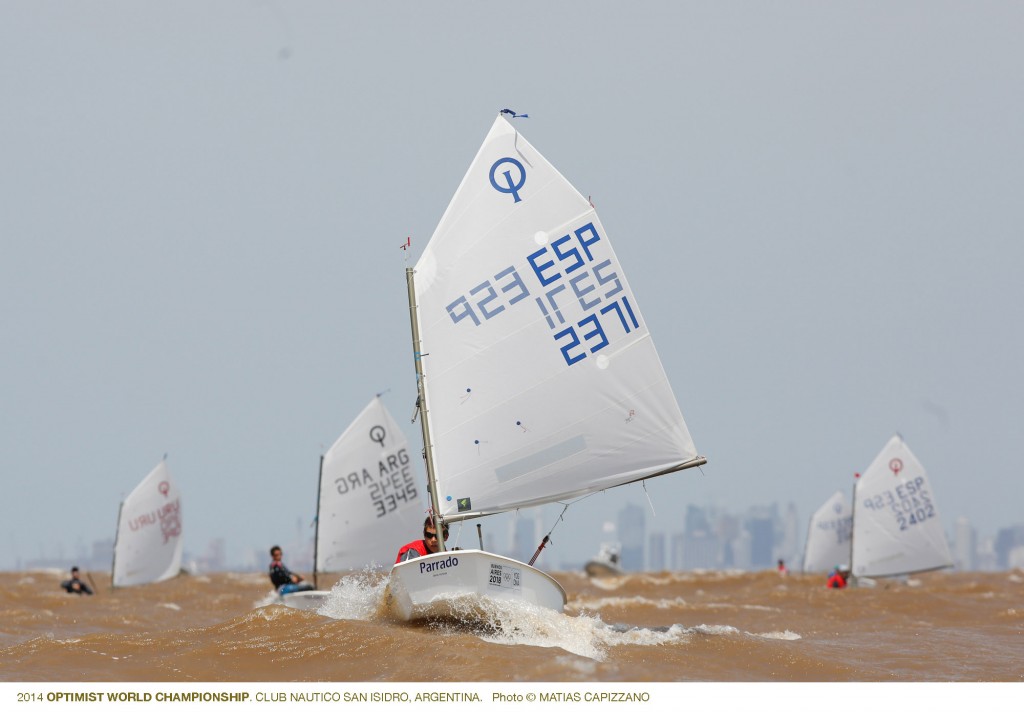 Enrique Luján (CN Jávea), el mejor español en la 4º jornada del Mundial de Optimist de Argentina