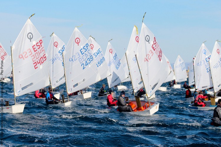 Torrevieja corona a Aina Colom, Teun In Der Maur y Jordi Lladó en el pódium del Trofeo Internacional Ciudad de Torrevieja de Optimist