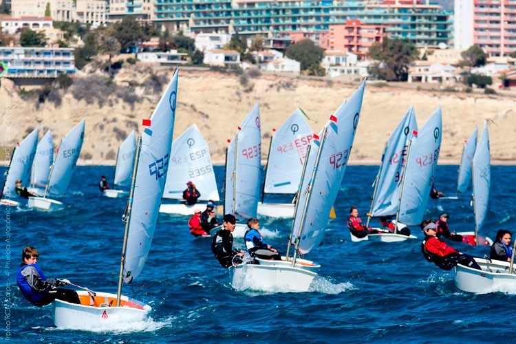 Manuel Beltrá, José Mª Wandosell y Julia Miñana hacen podio Optimist en Calpe.