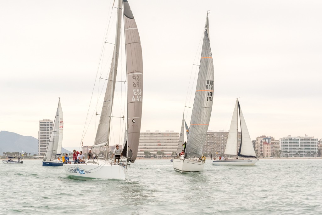 La lluvia da un respiro a los regatistas