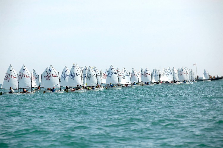 El alicantico Román Bono y la valenciana Lucía Espí lideran el ranking de las clases Optimist