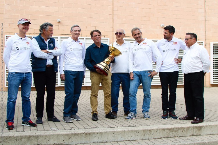 El equipo Porrón IX, campeón del mundo Swan 45, recibido por el director general de Deporte de la CV